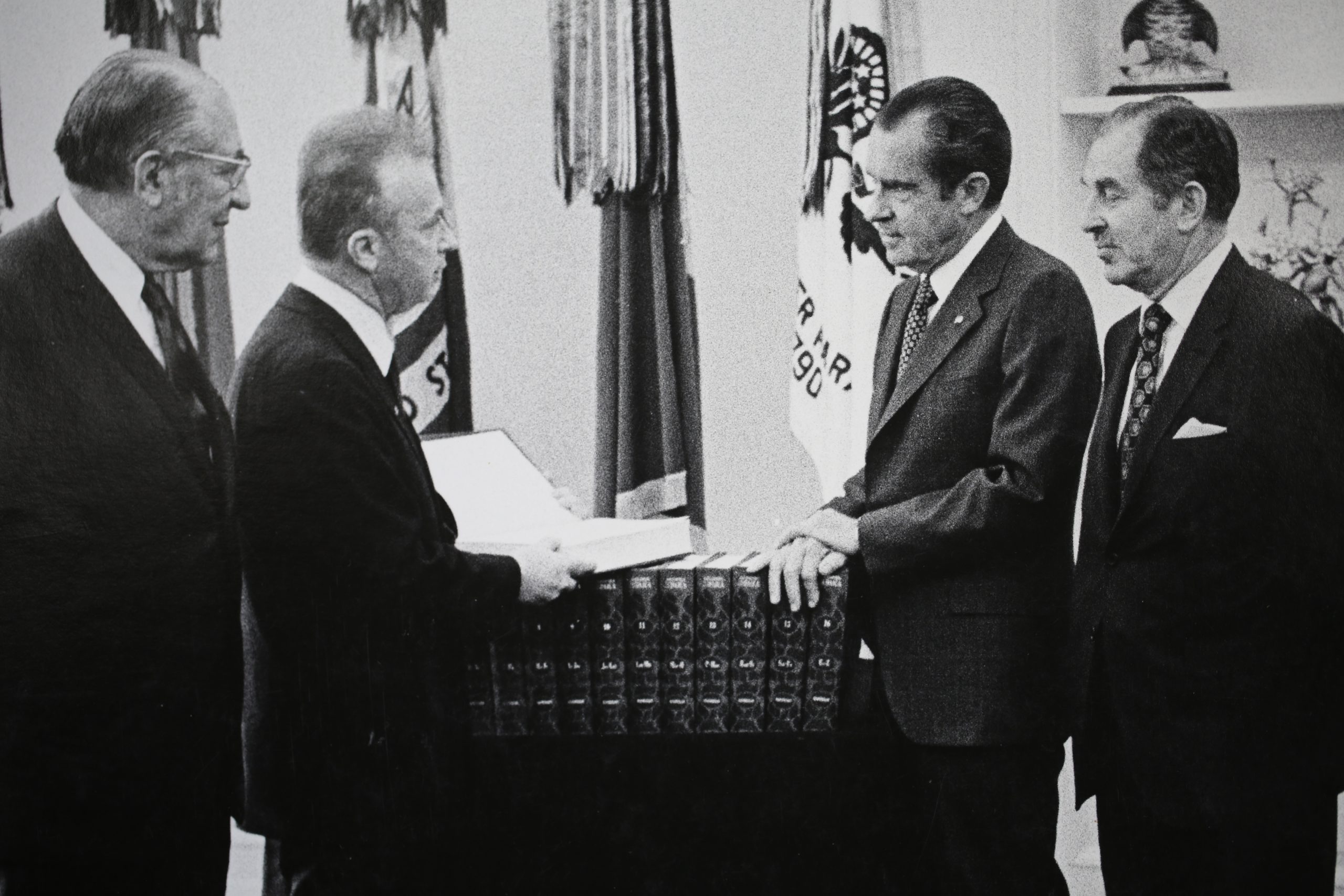 לצד נשיא ארצות הברית ניקסון וראש הממשלה רבין