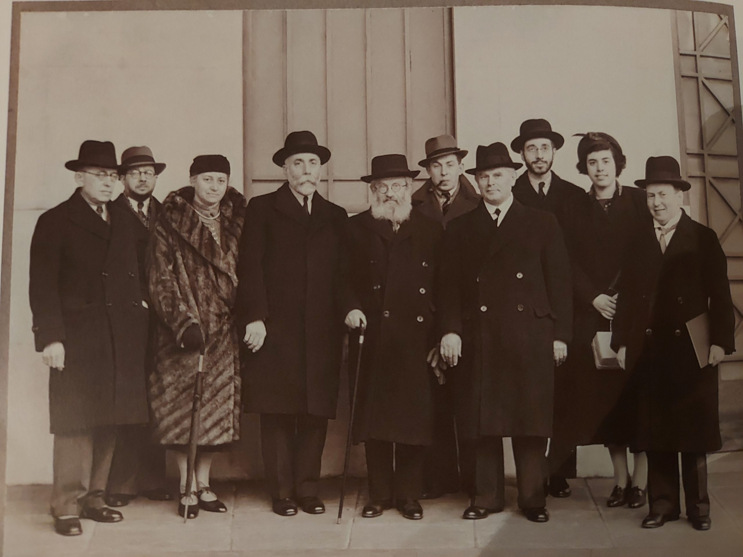 חיים הרצוג (חמישי מימין) מאחורי אביו הרב הרצוג בפגישתו עם יהודי לונדון