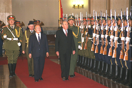 סוקר משמר כבוד בסין, לצד הנשיא יאנג שנקון