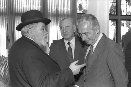עם ראש הממשלה פרס וחבר הכנסת אברהם שפירא