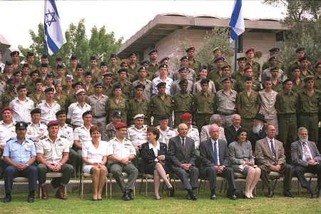 ראשי המדינה והצבא עם חיילים מצטיינים